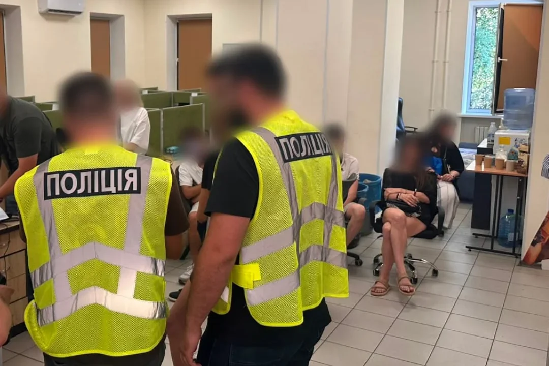 Продавали бази даних, фальшиві БАДи та використовували фішинг: у Харкові поліція закрила 7 шахрайських call-центрів (відео)
