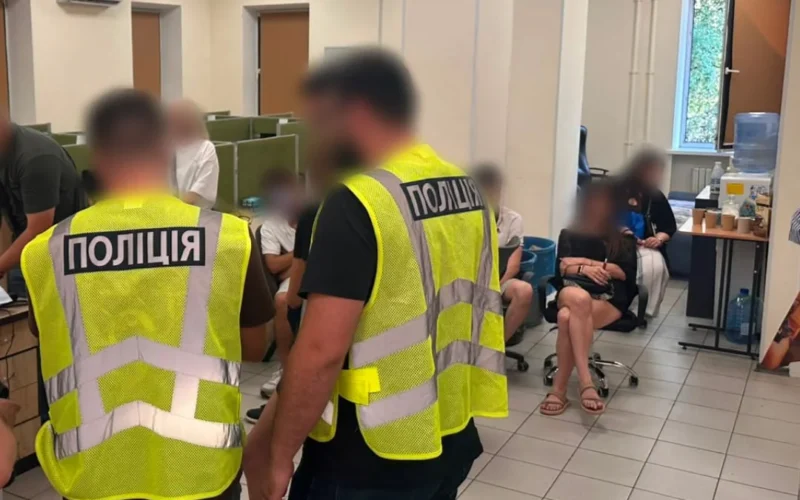 Продавали бази даних, фальшиві БАДи та використовували фішинг: у Харкові поліція закрила 7 шахрайських call-центрів (відео)