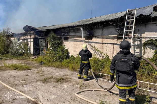 Атака БпЛА на Харківщину: у селищі Коломак росіяни вдарили по агропідприємству, спалахнула пожежа