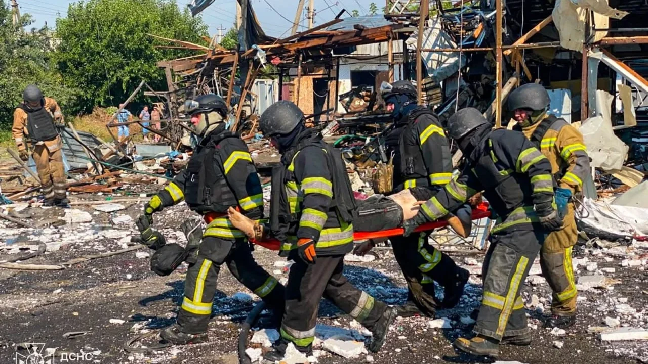 Ракетний удар по Печенігах на Харківщині: загинули десятеро людей, ще восьмеро поранено (фото)