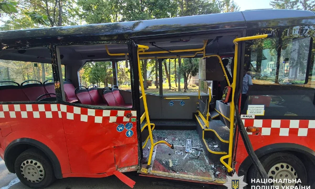 Проїхав на червоне та протаранив автобус з пасажирами: у Харкові внаслідок ДТП травмовано дев’ятеро людей
