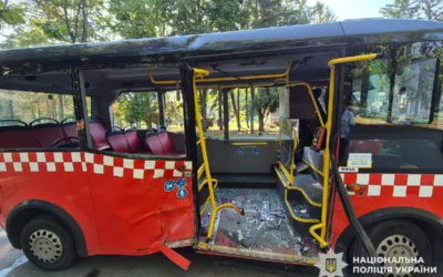 Проїхав на червоне та протаранив автобус з пасажирами: у Харкові внаслідок ДТП травмовано дев’ятеро людей