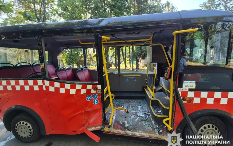 Проїхав на червоне та протаранив автобус з пасажирами: у Харкові внаслідок ДТП травмовано дев’ятеро людей