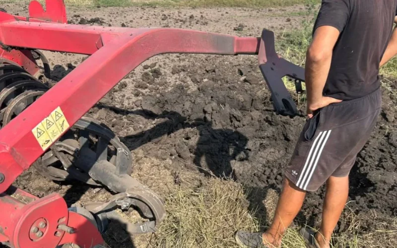 Наїхав на міну на ґрунтовій дорозі: на Ізюмщині підірвався трактор, водій уцілів