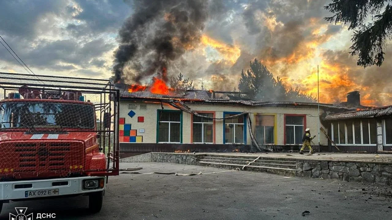 Російський удар по Золочеву: у будівлі навчального закладу спалахнула пожежа на площі 1200 м²