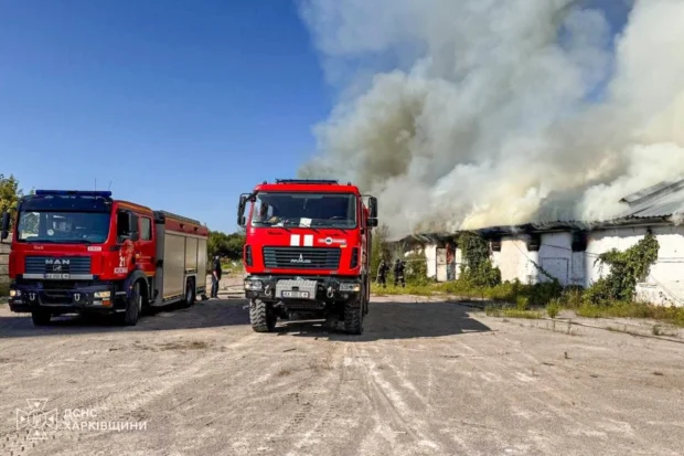 Атака БпЛА на Харківщину: у селищі Коломак росіяни вдарили по агропідприємству, спалахнула пожежа