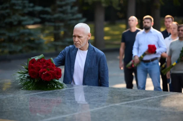 У Харкові до Дня міста та Дня визволення поклали квіти до Меморіалу Слави