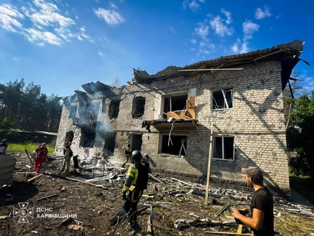 Ракетний удар по Балаклії: надзвичайники врятували жінку, ще двоє людей дістали поранення