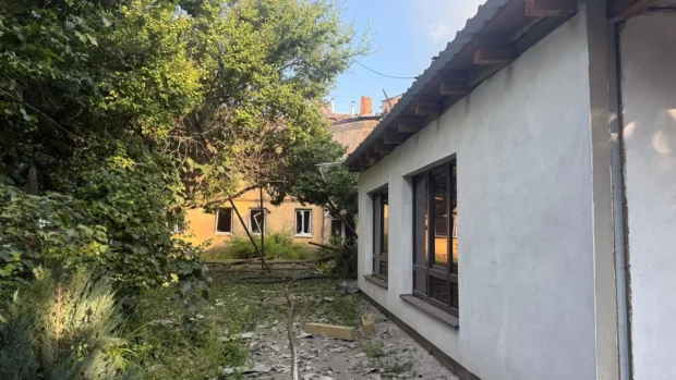 Подвійний удар по центру Балаклії: поранено трьох людей, зруйновано приватні та багатоквартирні будинки