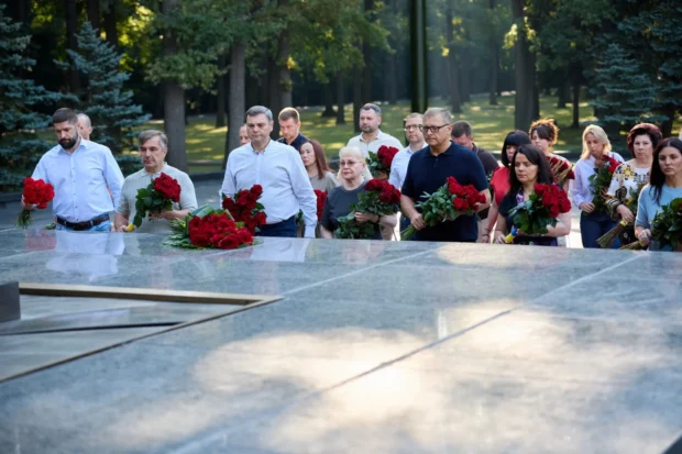 У Харкові до Дня міста та Дня визволення поклали квіти до Меморіалу Слави