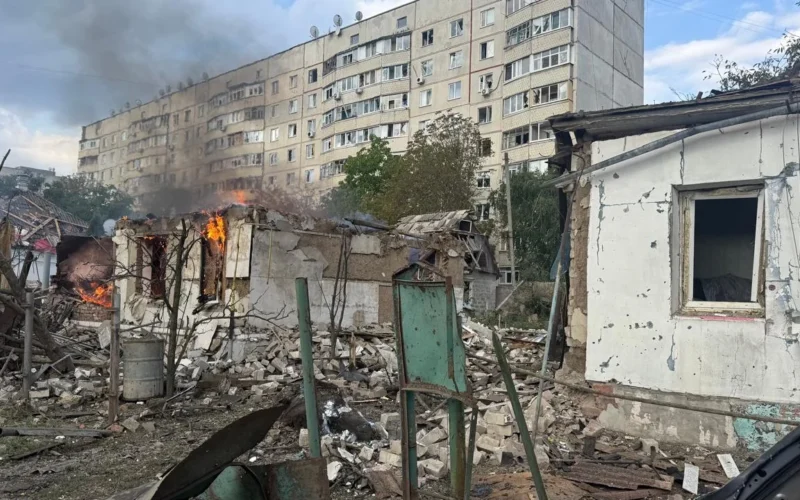 Подвійний удар по Балаклії: поранено трьох людей, зруйновано приватні та багатоквартирні будинки (фото)