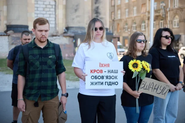 День пам'яті захисників України: у Харкові вшанували полеглих героїв хвилиною мовчання та ініціативою «Стіл пам'яті» 