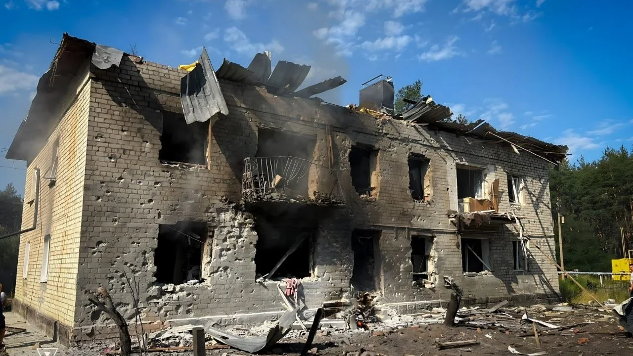 Ракетний удар по Балаклії: надзвичайники врятували жінку, ще двоє людей дістали поранення (фото)