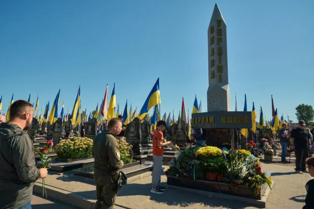 У Харкові поклали квіти до могил полеглих захисників України
