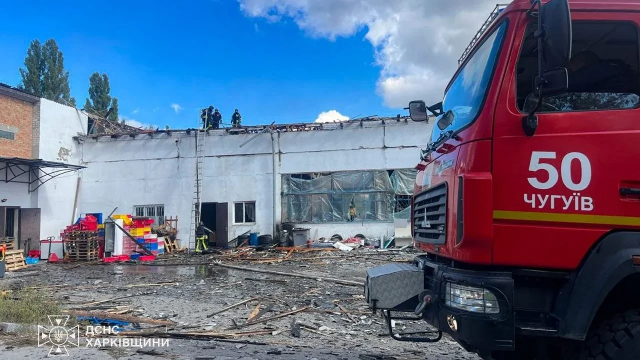 Ракетний удар по Чугуєву: рятувальники ліквідували пожежу на підприємстві (фото)