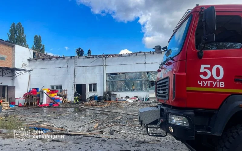 Ракетний удар по Чугуєву: рятувальники ліквідували пожежу на підприємстві (фото)