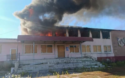Росіяни атакували БпЛА будинок культури у Золочеві, спалахнула масштабна пожежа