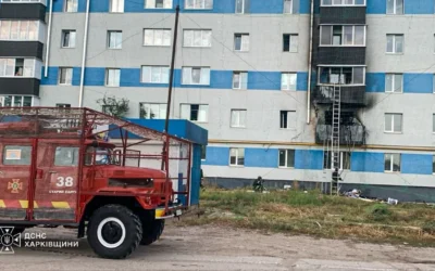 У Старому Салтові російський FPV-дрон влучив у житлову п’ятиповерхівку, постраждала пенсіонерка (фото)