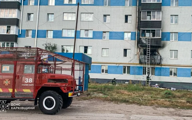 У Старому Салтові російський FPV-дрон влучив у житлову п’ятиповерхівку, постраждала пенсіонерка (фото)