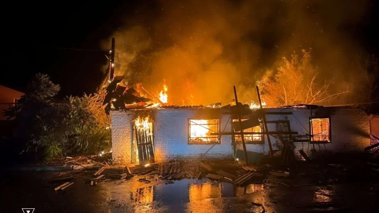 Російський дрон влучив у гараж у Богодухові: виникла пожежа (відео)
