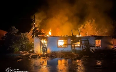 Російський дрон влучив у гараж у Богодухові: виникла пожежа (відео)