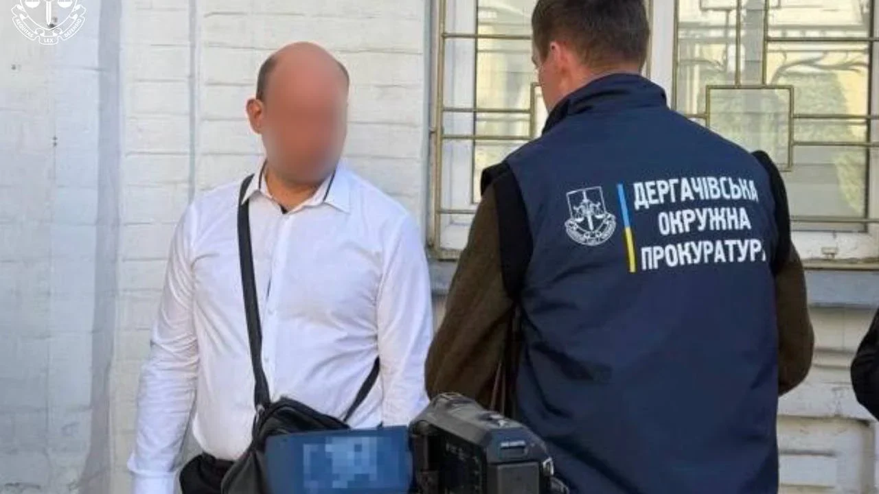 «Вирішував квартирне питання» за гроші: у Харкові старшого держвиконавця взяли під варту за вимагання хабарів