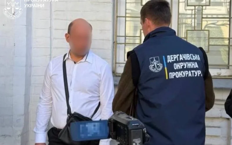 «Вирішував квартирне питання» за гроші: у Харкові старшого держвиконавця взяли під варту за вимагання хабарів