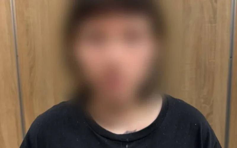 У центрі Харкова 17-річна дівчина вдарила молодика ножем у спину