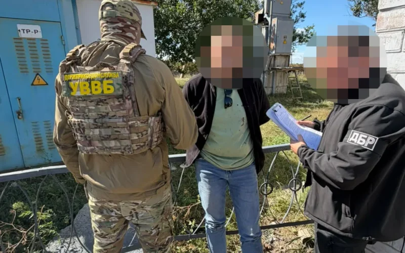Схема виїзду за кордон за 15 тисяч доларів: у Харкові ДБР затримало прикордонника