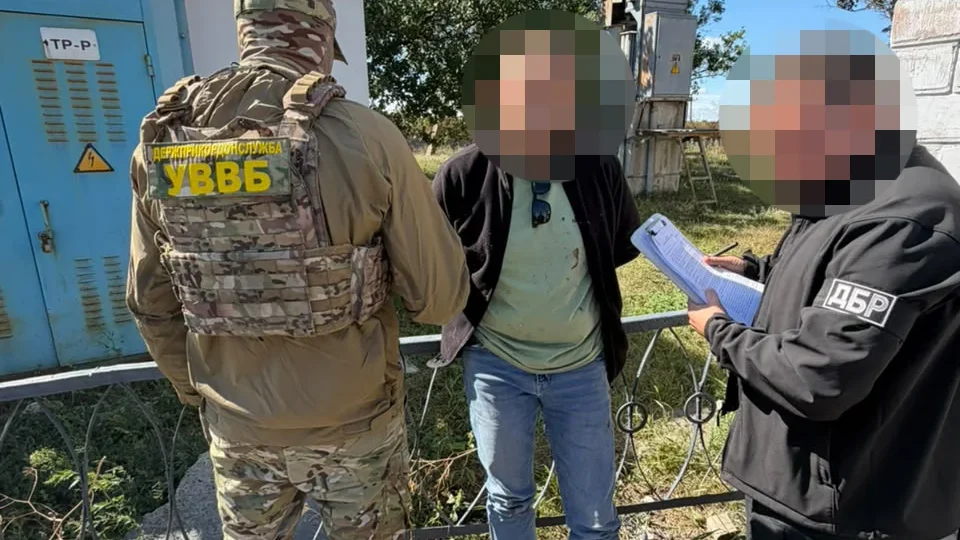 Схема виїзду за кордон за 15 тисяч доларів: у Харкові ДБР затримало прикордонника