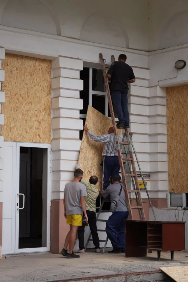 Внаслідок російського удару по Лозовій вибито понад 400 вікон