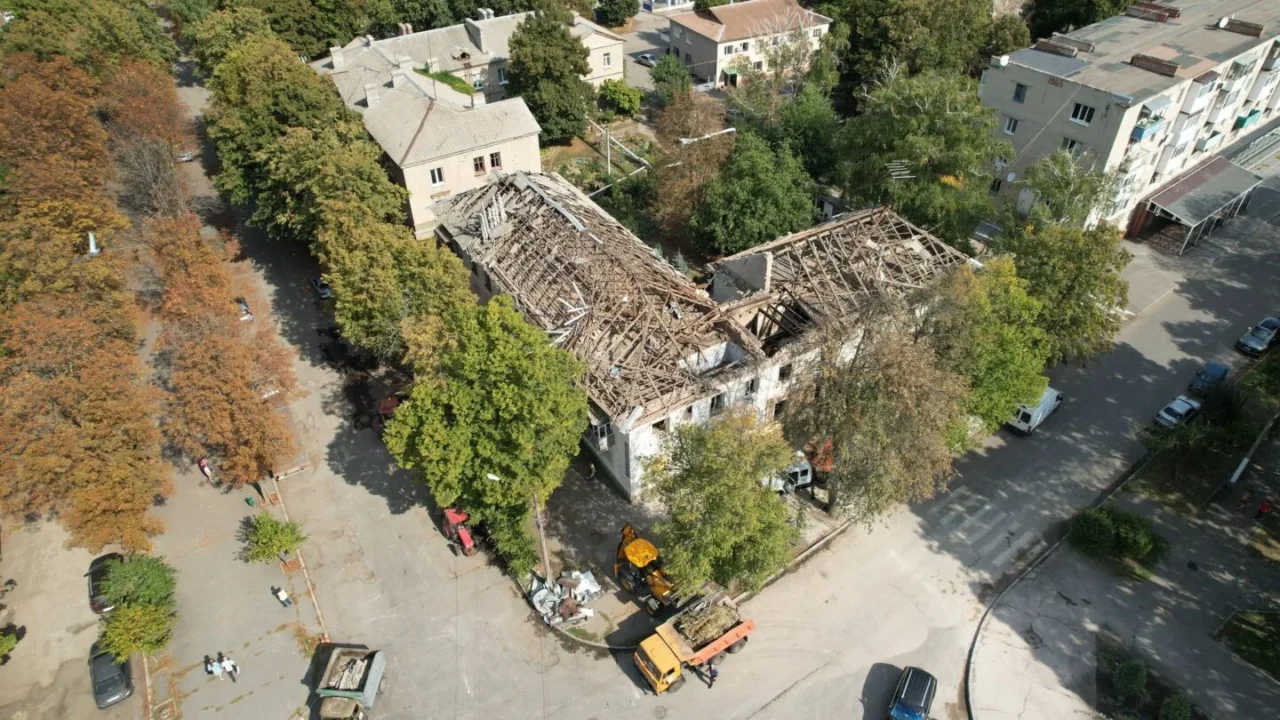 Внаслідок російського удару по Лозовій вибито понад 400 вікон (фото)