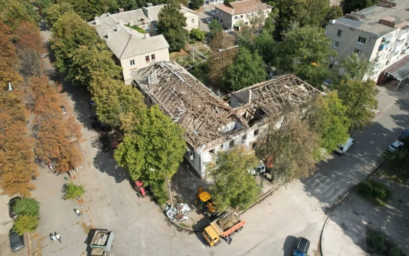 Внаслідок російського удару по Лозовій вибито понад 400 вікон (фото)