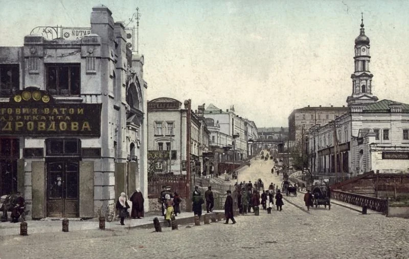 Крамниці, вивіски й людний схил, що веде вгору до дзвіниці. Як цей узвіз називається зараз?