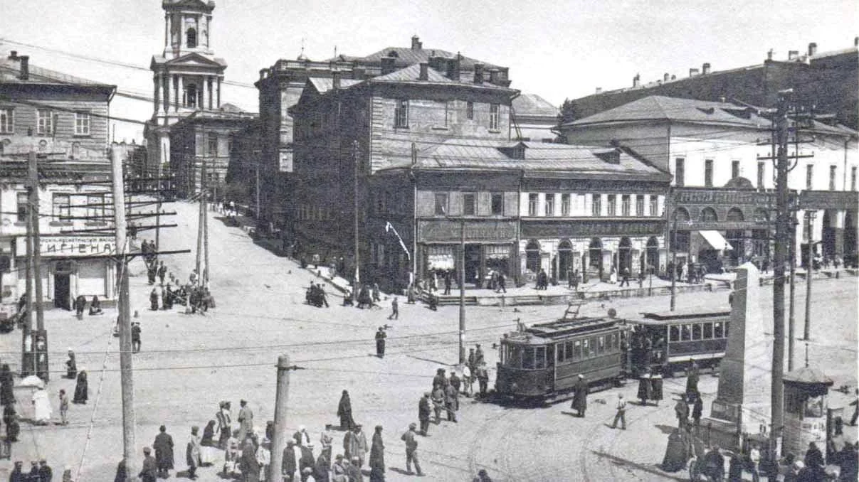 1918 рік, Павлівський майдан: трамвай, торгівля, натовп. Яка вулиця підіймається звідси до дзвіниці на гірці?