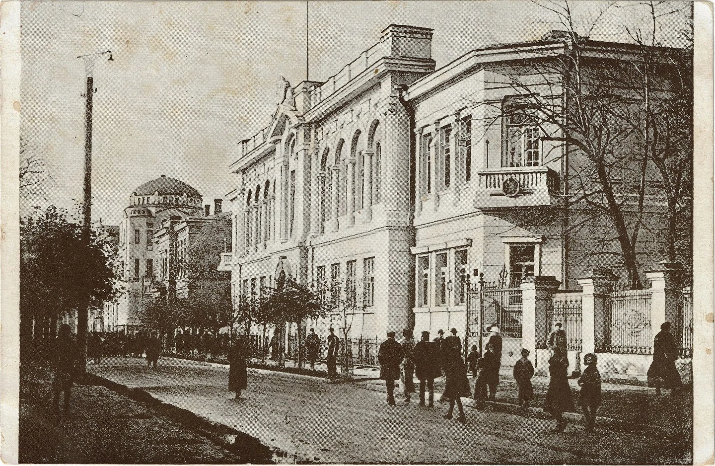 У будівлі праворуч у 1920-х працював уряд радянської України. Що це за вулиця?