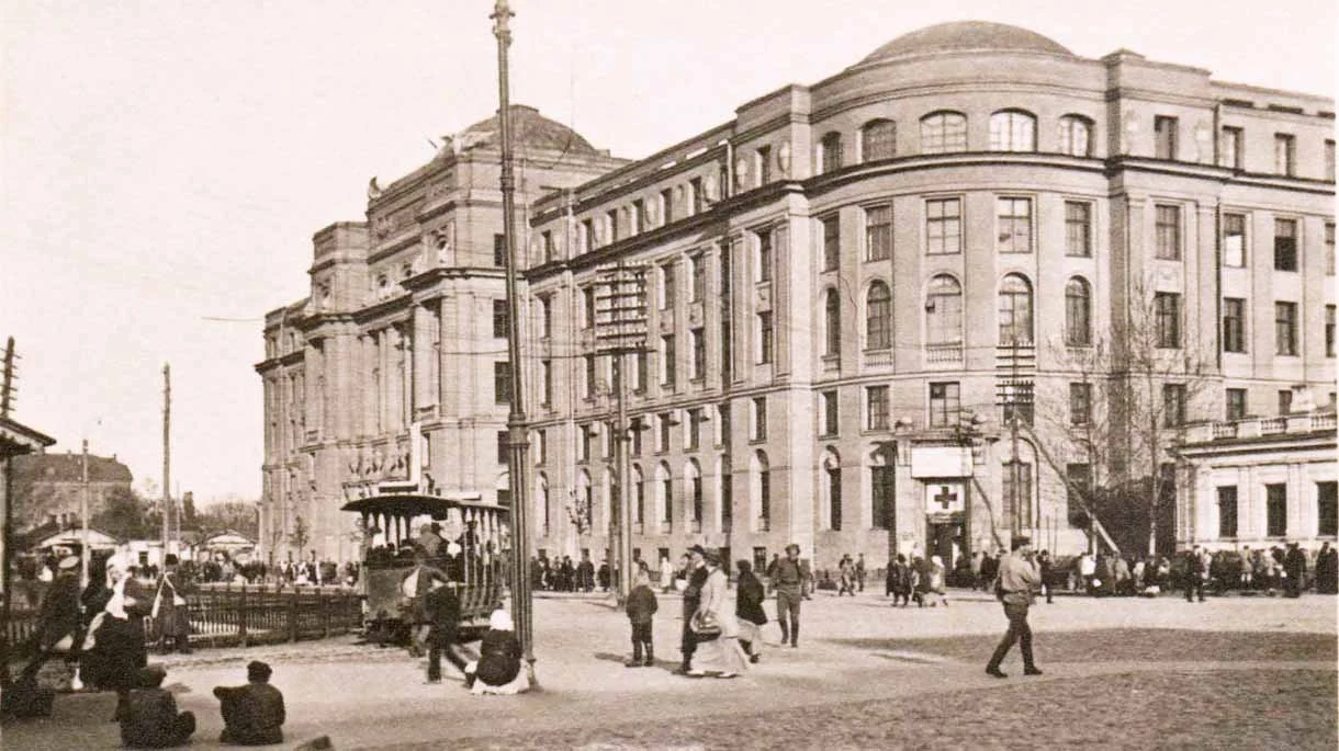 Монументальна будівля 1914 року неподалік вокзалу, знімок 1918-го. Як тепер називається її вулиця?