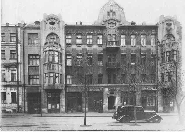 Прибутковий будинок у стилі модерн, збудований у 1911 році. На якій вулиці він стоїть?