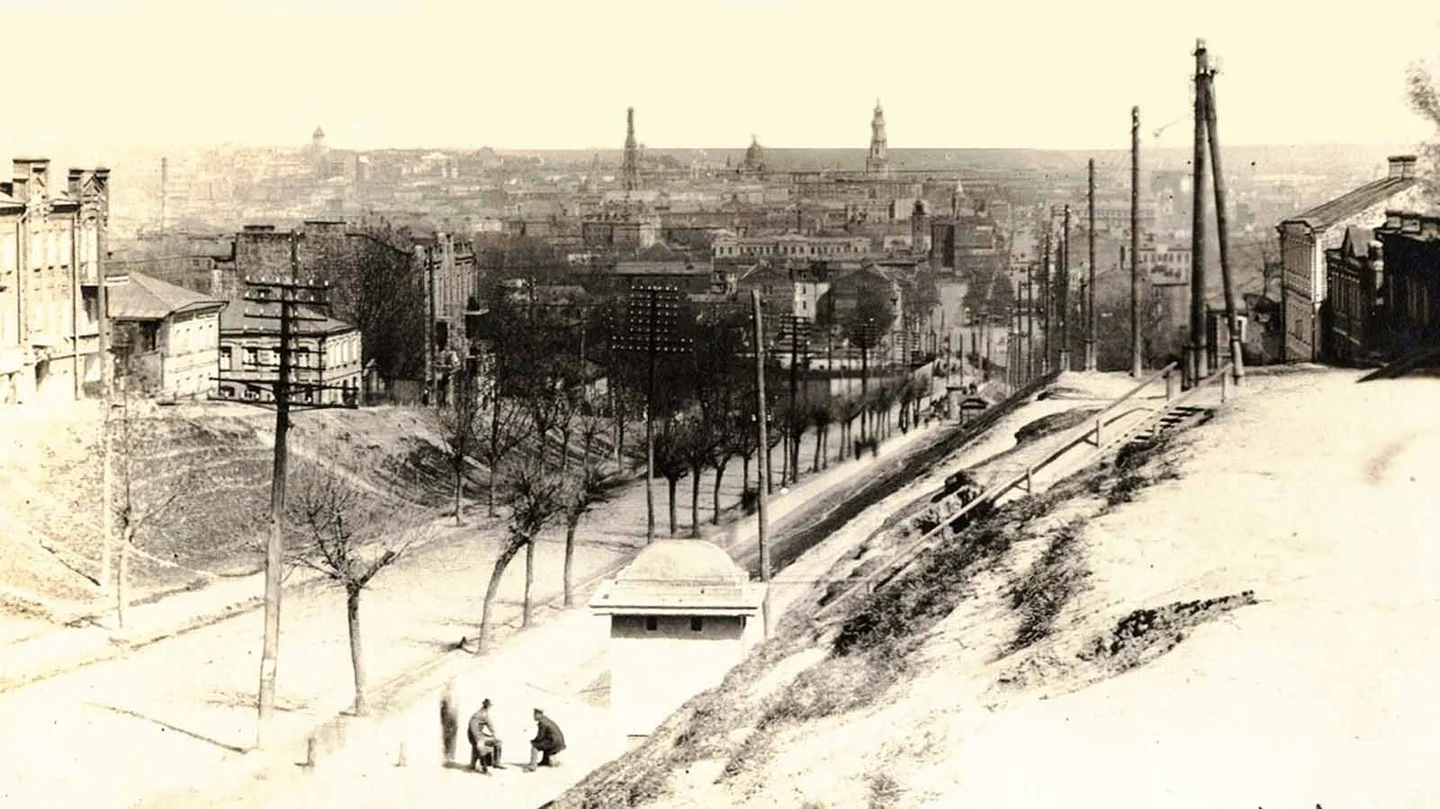 Фінал: 1918 рік, вид з Холодної гори на центр. Яка вулиця спускається звідси до Лопані?