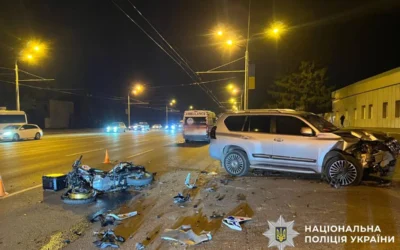 У Харкові на Аерокосмічному проспекті Toyota виїхала на зустрічну смугу та врізалася в мотоцикл: байкер загинув