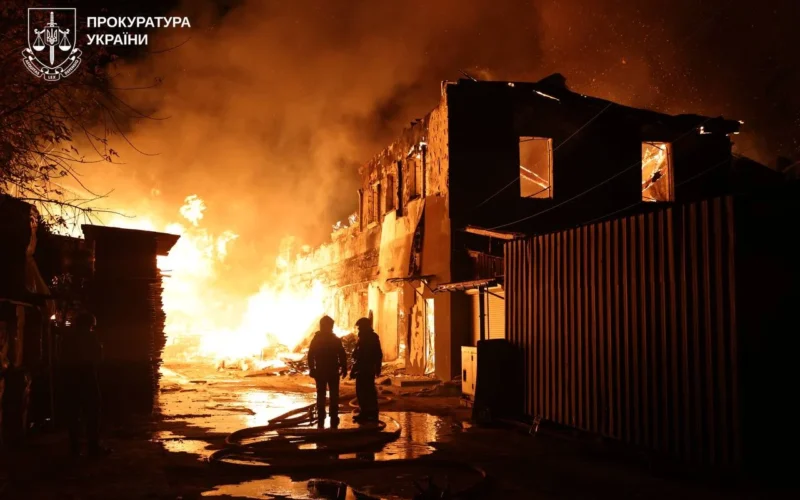 Нічний удар по Основ’янському району Харкова: палали підприємство та будинки, серед п’ятьох постраждалих — 4-річна дитина (відео)