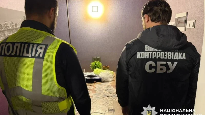 На Харківщині затримали 31-річного чернігівця, який продавав «схеми» виїзду за кордон за $18 тисяч