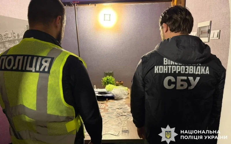 На Харківщині затримали 31-річного чернігівця, який продавав «схеми» виїзду за кордон за $18 тисяч