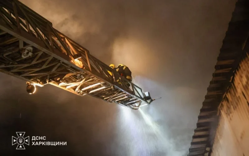 Російський удар по підприємству в Харкові: спалахнула пожежа (відео)