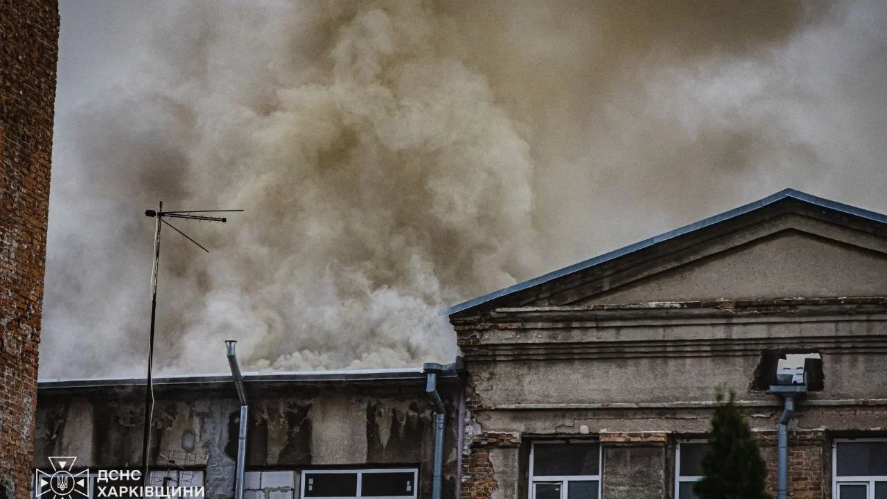 Росіяни атакували підприємство у Слобідському районі Харкова: спалахнула масштабна пожежа (відео)