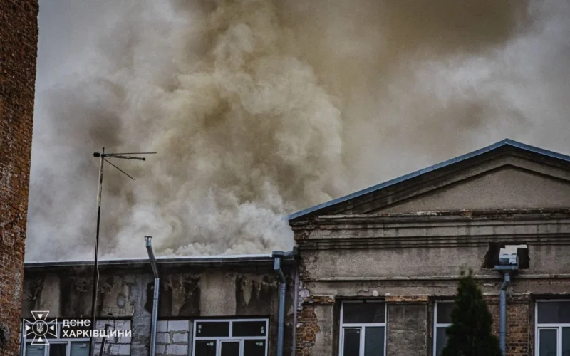 Росіяни атакували підприємство у Слобідському районі Харкова: спалахнула масштабна пожежа (відео)
