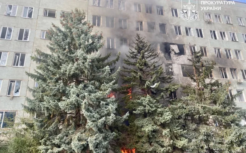У Харкові внаслідок удару по поліклініці постраждали п’ятеро людей: росіяни застосували «Бандероль» (фото)