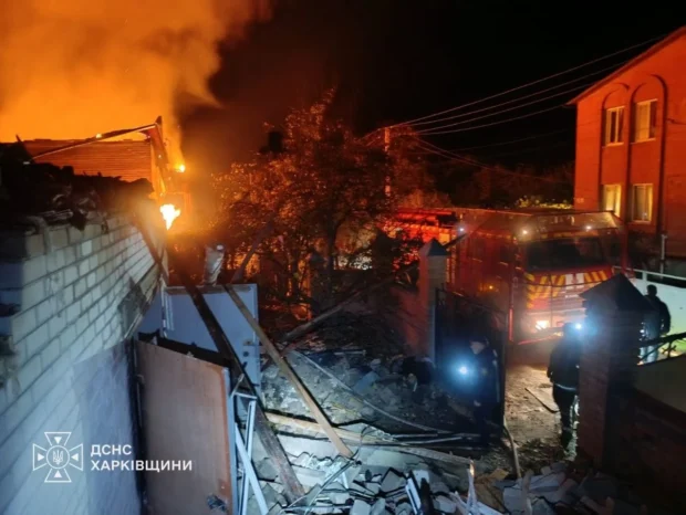Нічний російський удар по Ізюму: палали будинки та адмінбудівля, п'ятеро людей постраждали