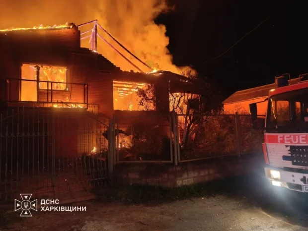 Нічний російський удар по Ізюму: палали будинки та адмінбудівля, п'ятеро людей постраждали