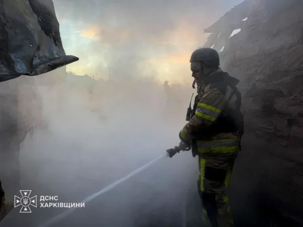 Нічний російський удар по Ізюму: палали будинки та адмінбудівля, п'ятеро людей постраждали